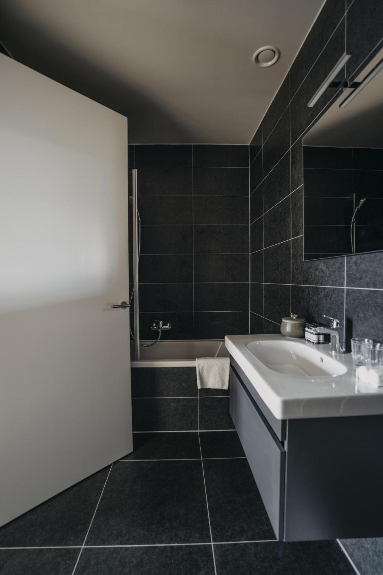 Huswell - The Tide - Stylish Seaview Apartment For 4 - Prime Location & Private Parking Cadzand Exterior photo